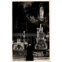 Carte postale ancienne Lourdes la grotte et la Vierge