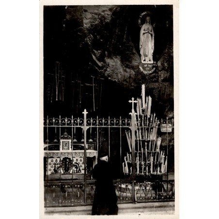 Carte postale ancienne Lourdes la grotte et la Vierge
