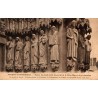 Carte postale ancienne d’Amiens dans la Somme montrant les statues des pieds droits du portail de la Mère Dieu