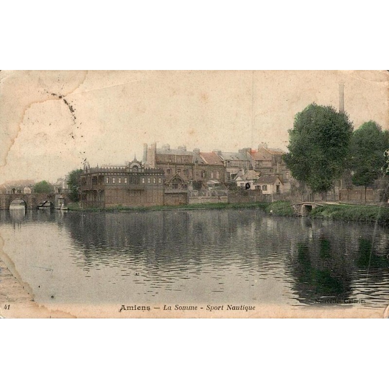 Carte postale ancienne d’Amiens dans la Somme montrant le Sport Nautique sur les bords de la Somme
