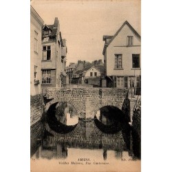 Carte postale ancienne d’Amiens dans la Somme montrant les vieilles maisons de la rue Canteraine