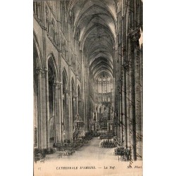 Carte postale ancienne d’Amiens dans la Somme montrant la nef de la cathédrale Notre-Dame