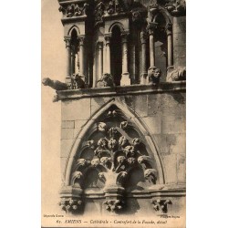 Carte postale ancienne d’Amiens dans la Somme montrant un contrefort sculpté de la façade de la cathédrale Notre-Dame