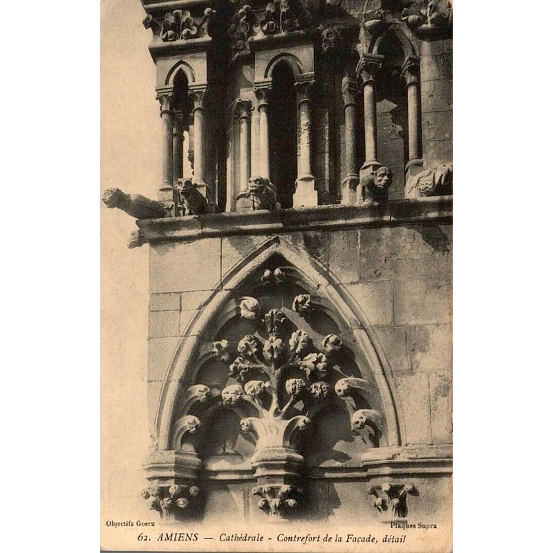 Carte postale ancienne d’Amiens dans la Somme montrant un contrefort sculpté de la façade de la cathédrale Notre-Dame