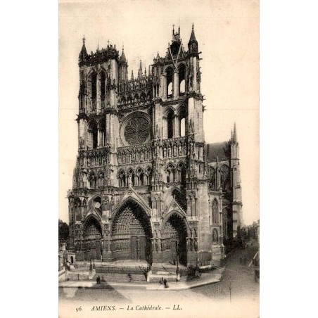 Carte postale ancienne d’Amiens dans la Somme montrant la cathédrale Notre-Dame en vue générale
