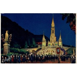 Carte postale ancienne Lourdes la procession aux flambeaux