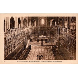 Carte postale ancienne d’Albi dans le Tarn montrant les stalles et le maître-autel de la cathédrale Sainte-Cécile