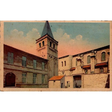 Carte postale ancienne de Castres dans le Tarn montrant le clocher roman et l’église Saint-Benoît