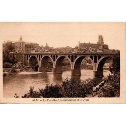 Carte postale ancienne d’Albi dans le Tarn montrant le Pont Neuf, la cathédrale Sainte-Cécile et le lycée