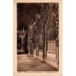 Carte postale ancienne d’Albi dans le Tarn montrant le déambulatoire de la cathédrale Sainte-Cécile