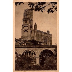Carte postale ancienne d’Albi dans le Tarn montrant la cathédrale Sainte-Cécile et le viaduc de chemin de fer