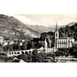 Carte postale ancienne Lourdes basilique et Pic du Jer