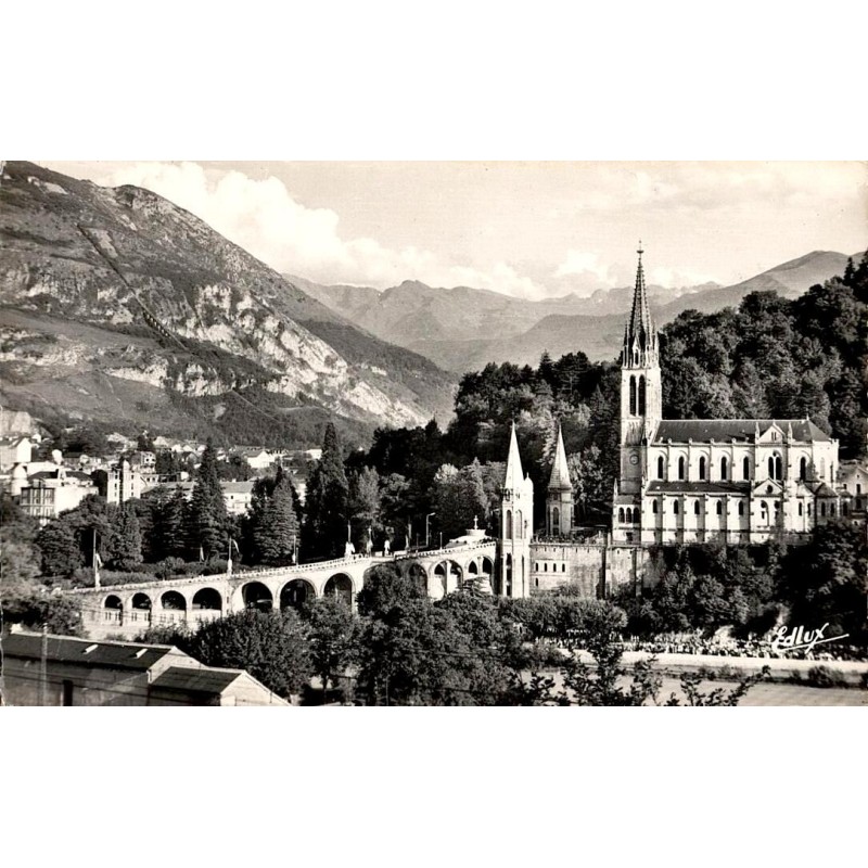 Carte postale ancienne Lourdes basilique et Pic du Jer