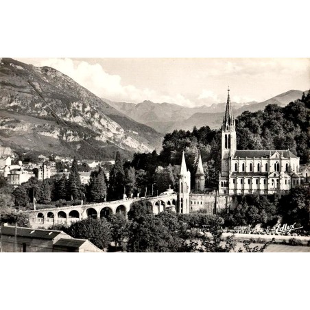 Carte postale ancienne Lourdes basilique et Pic du Jer