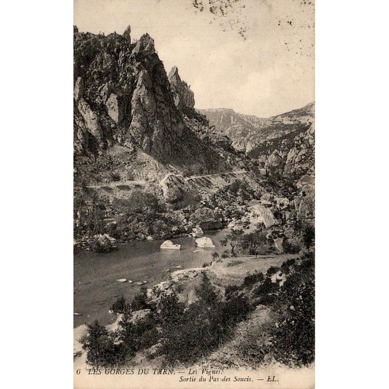 Carte postale ancienne des Vignes en Lozère montrant la sortie du Pas des Soucis dans les Gorges du Tarn