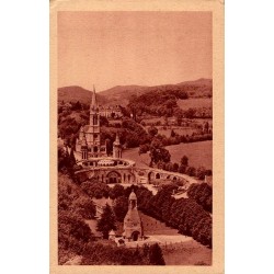 Carte postale ancienne Lourdes basilique et monument interallié