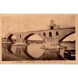 Carte postale ancienne Avignon Pont Saint-Bénézet se mirant dans le Rhône