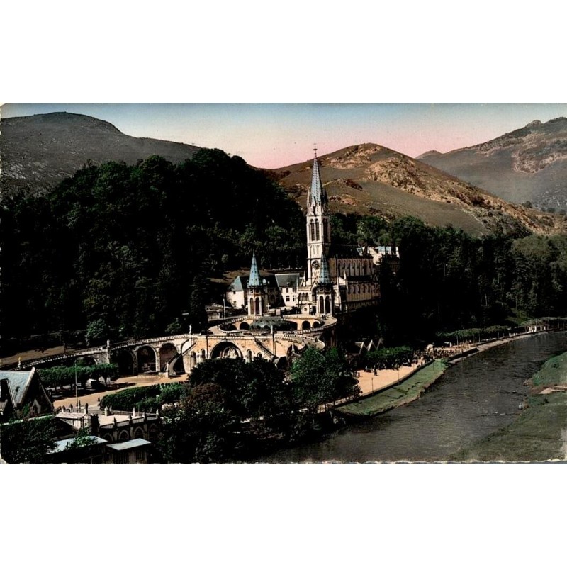 Carte postale ancienne Lourdes la basilique et le Gave