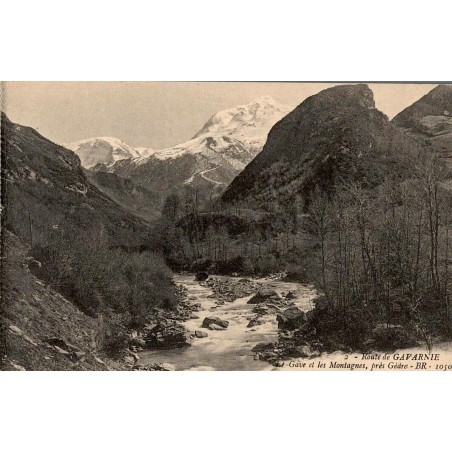 Carte postale ancienne Route de Gavarnie le Gave et montagnes près de Gèdre