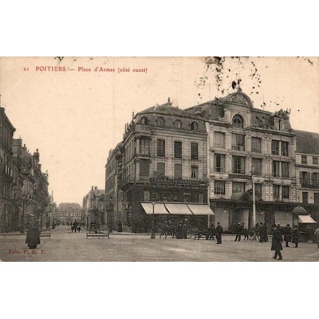 21 - POITIERS - Place d'Armes (Côté Ouest)