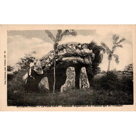 Carte postale ancienne Poitiers La Pierre Levée Monument Mégalithique