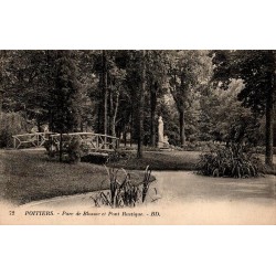 Carte postale ancienne Poitiers Parc de Blossac et Pont Rustique BD