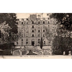 Carte postale ancienne Vittel Façade du Grand Hôtel vers le Parc Vosges 88