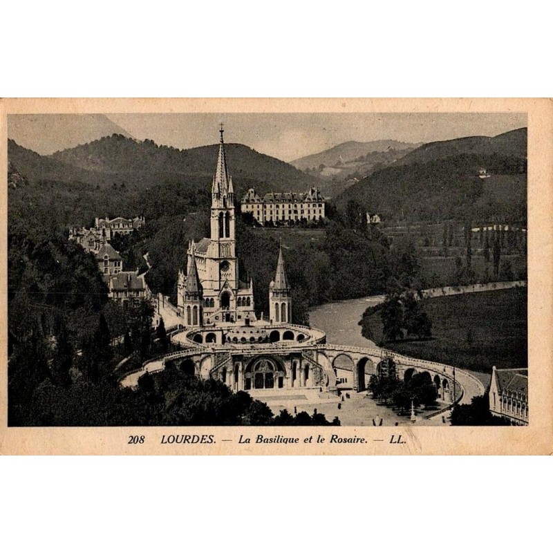 Carte postale ancienne Lourdes – La Basilique Notre-Dame du Rosaire et esplanade