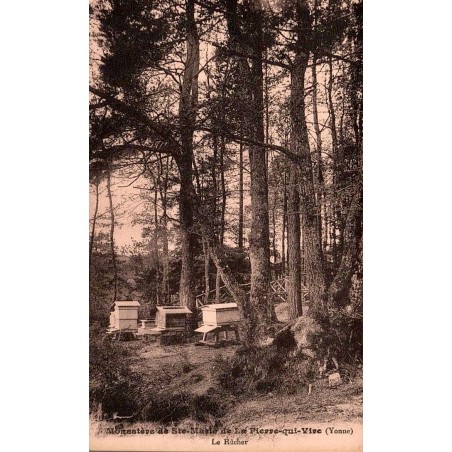 Carte postale ancienne La Pierre-qui-Vire Yonne le rucher du monastère Sainte-Marie