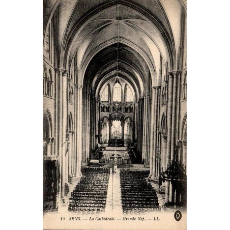 19 - SENS - La Cathédrale - Grande Nef. -- LL