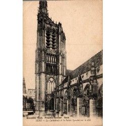 SENS - La Cathédrale et le Palais Synodal sur le Côté