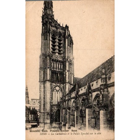 SENS - La Cathédrale et le Palais Synodal sur le Côté