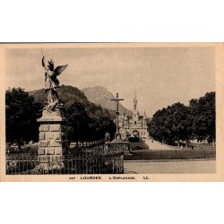 Carte postale ancienne Lourdes – L’Esplanade du Rosaire devant la basilique