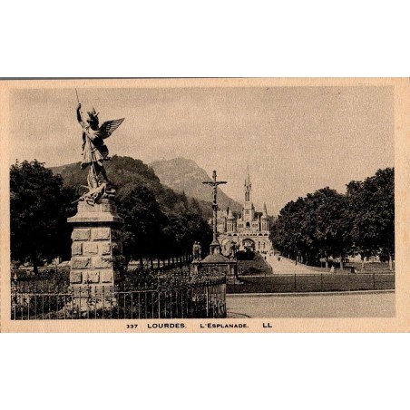 Carte postale ancienne Lourdes – L’Esplanade du Rosaire devant la basilique