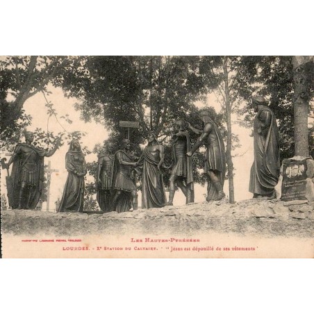 Carte postale ancienne Lourdes – Xᵉ Station du Calvaire Jésus est dépouillé de ses vêtements