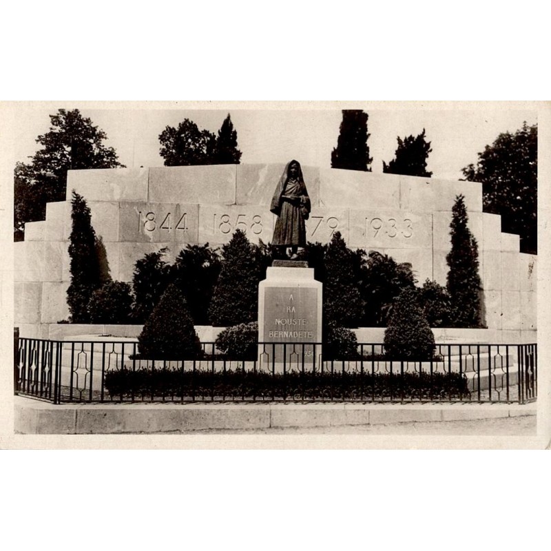 Carte postale ancienne Lourdes – Monument à Sainte Bernadette