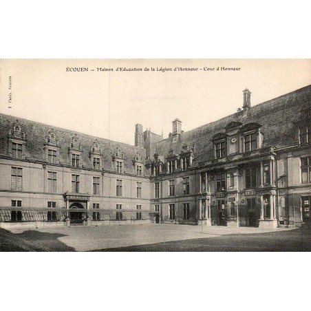 Carte postale ancienne Écouen Val-d'Oise cour d'honneur de la Maison d'Éducation de la Légion d'Honneur