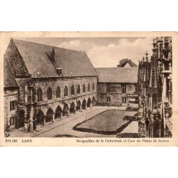 Carte postale ancienne Laon gargouilles de la cathédrale et cour du Palais de Justice Aisne