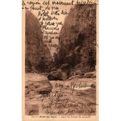 Carte postale ancienne Seyne-les-Alpes vue générale vieux fort montagne de Chabanon Alpes-de-Haute-Provence