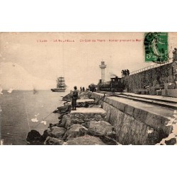 Carte postale ancienne La Nouvelle phare voilier prenant la mer Aude
