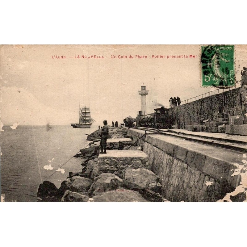 Carte postale ancienne La Nouvelle phare voilier prenant la mer Aude