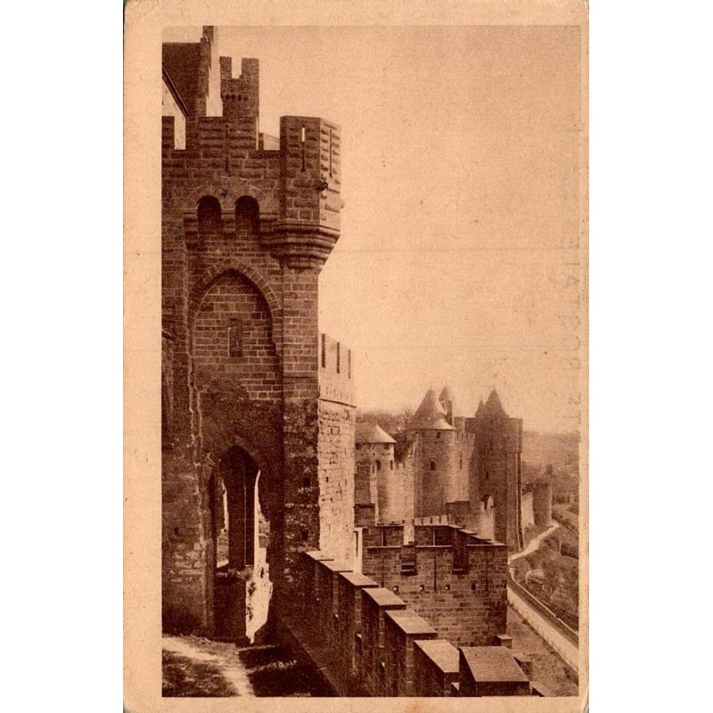 Carte postale ancienne Carcassonne défenses du château échauguette Aude