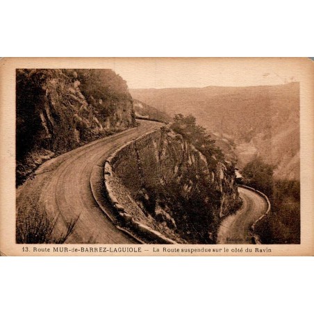 Carte postale ancienne Mur-de-Barrez route de Laguiole Aveyron