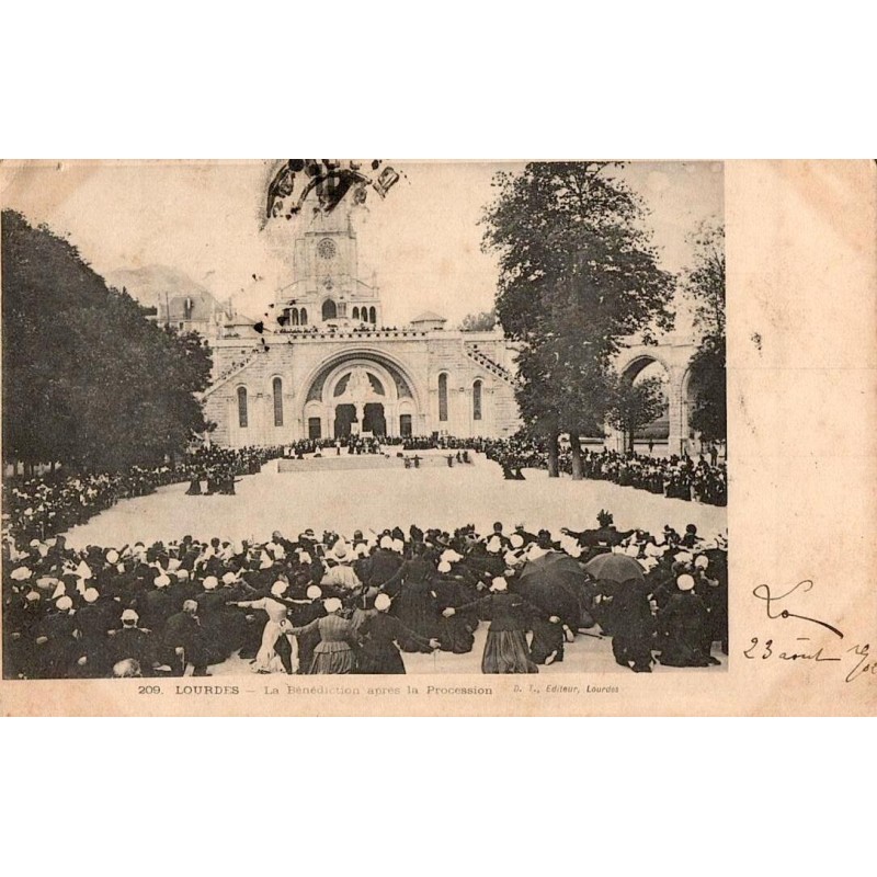 Carte postale ancienne Lourdes – Bénédiction après la procession religieuse