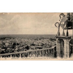 Carte postale ancienne Bourges vue générale grande tour cathédrale Cher CPA
