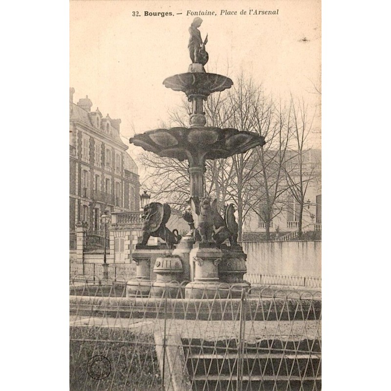 Carte postale ancienne Bourges fontaine place de l’Arsenal Cher CPA collection