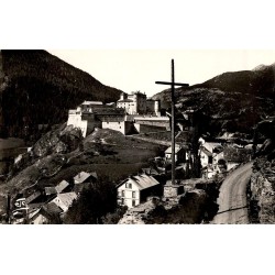 Carte postale ancienne – Château de Queyras, Le Fort (1411 m) vu de la route de Souliers