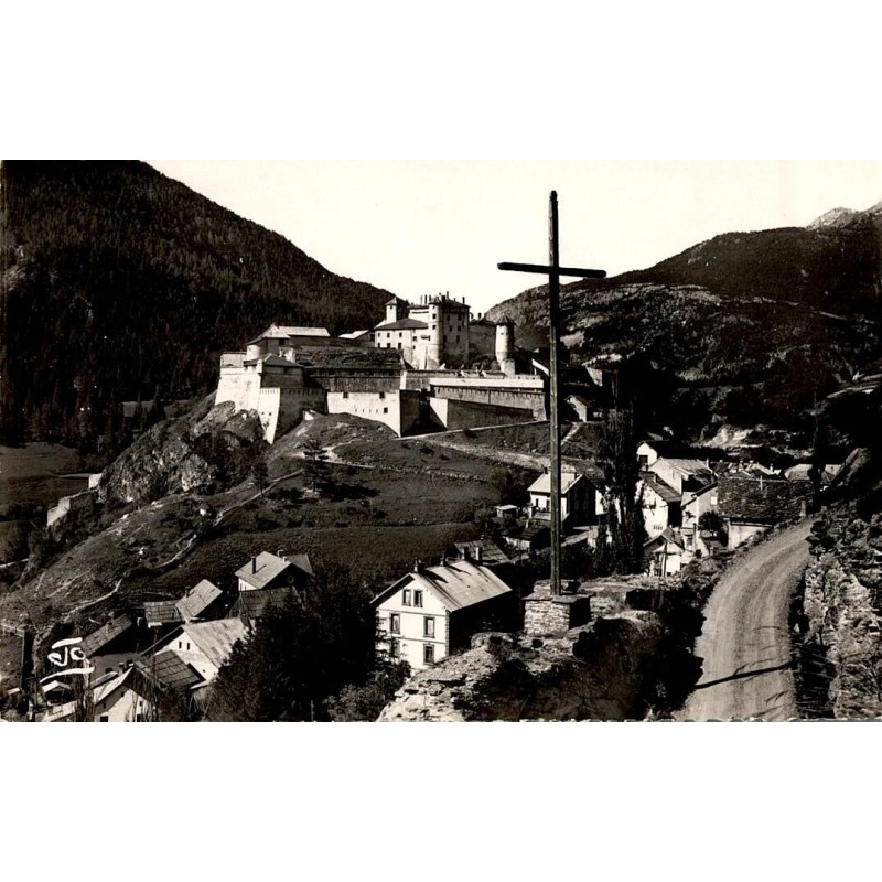 Carte postale ancienne – Château de Queyras, Le Fort (1411 m) vu de la route de Souliers