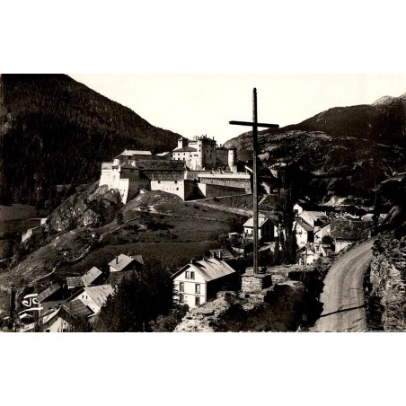 Carte postale ancienne – Château de Queyras, Le Fort (1411 m) vu de la route de Souliers