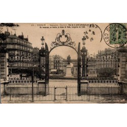Carte postale ancienne de Dijon représentant le Square Darcy vu depuis la porte principale de sortie